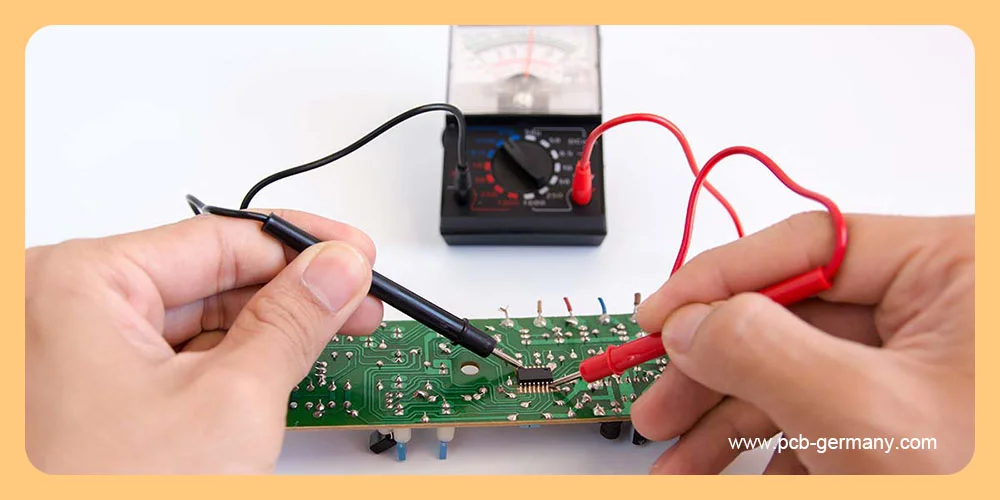 Reinigen und Testen der Leiterplatte